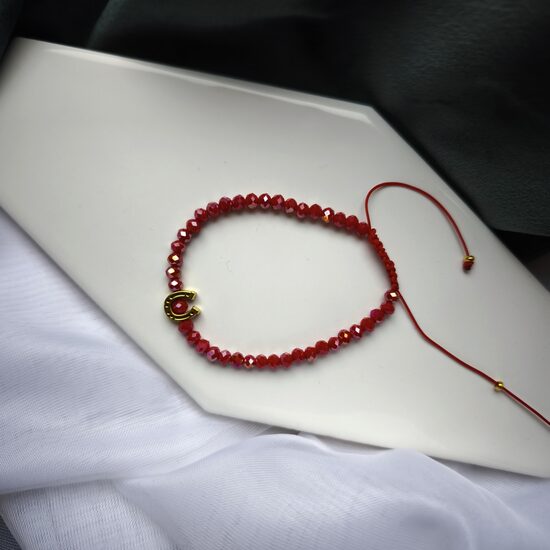 Sarkanu kristālu aproce ar pakaviņu